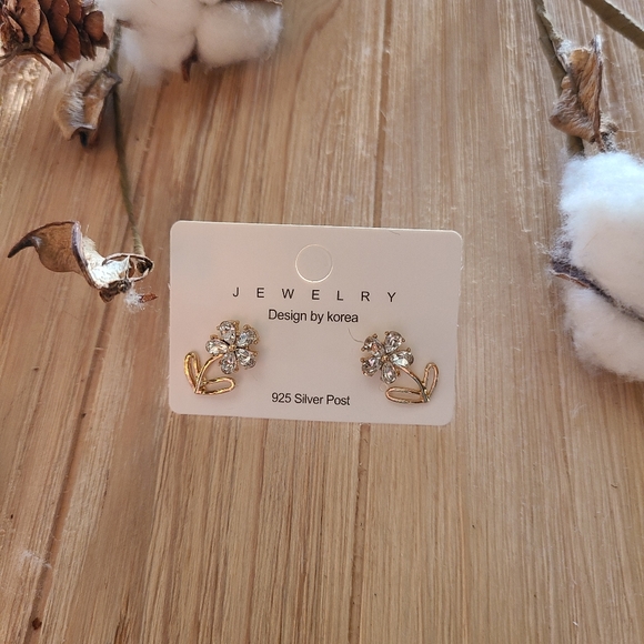 🌼🌼NEW🌼🌼Beautiful Flower Earrings with 925 Silver Posts - Picture 8 of 13